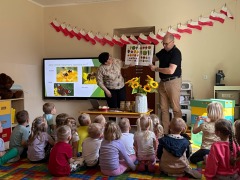 "Życie pszczół" zajęcia edukacyjno - ekologiczne Przedszkole Bajka grupa Zajączki. 07.05.2025