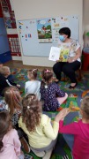 Bibliotekarz czytający przedszkolakom w Radoszkach