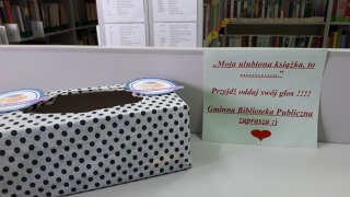 na zdjęciu pudełko na głosy czytelników